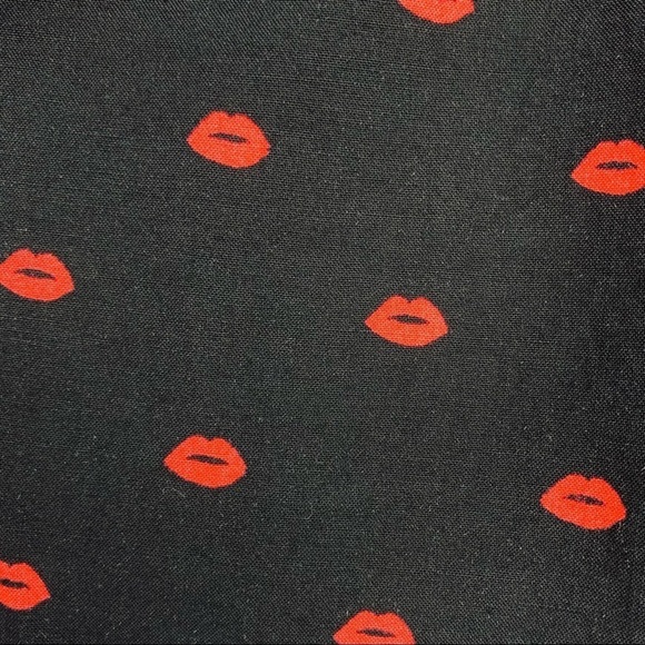 Torrid Lips Kisses Print Challis Skater Skirt 1X - Picture 3 of 10